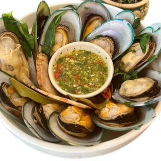 Hoi Obb (Steamed Spicy Mussels)